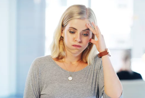 NAD injections for brain fog showing a vial and syringe with a blurred to clear concept background