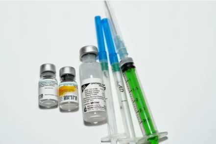 NAD injection dosage per day showing a vial and syringe with a dosage schedule concept
